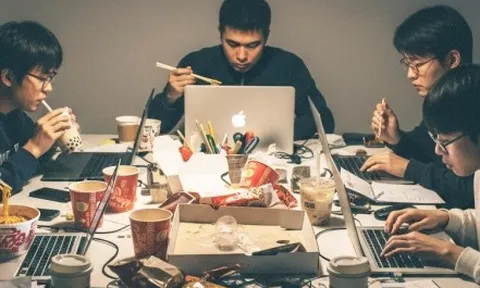 'Sáng bỏ, tối no' – thói quen xấu đang bào mòn sức khỏe người trẻ