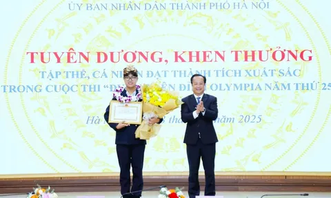 Hà Nội tặng bằng khen cho quán quân Olympia Trần Bùi Bảo Khánh 1