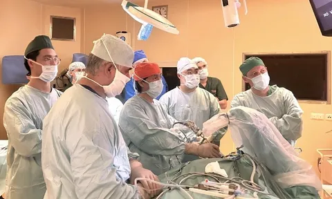 Bác sĩ Việt Nam giảng dạy và mổ nội soi thị phạm tại Nga 1