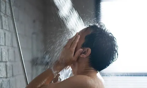 Kiểu tắm khiến nam thanh niên méo miệng, liệt mặt: Bác sĩ cảnh báo