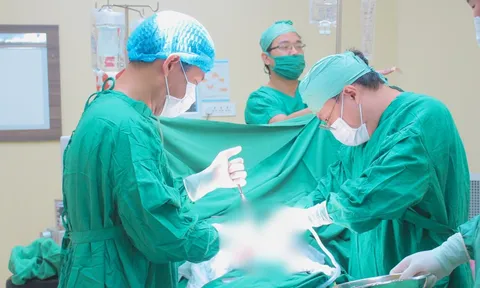 Ăn uống vô tội vạ đêm khuya, nam sinh viên bị thủng tạng rỗng