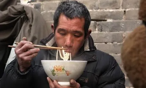 Bác sĩ Trung Quốc khuyên khi ăn làm 1 việc, người Việt đã quen làm từ nhỏ
