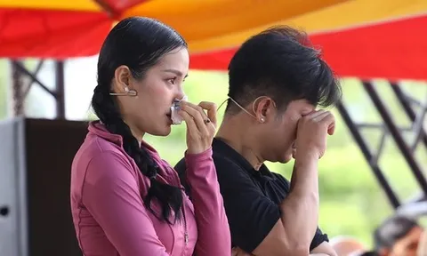 Nam ca sĩ mua nhà 8 tỷ bật khóc nức nở