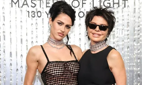 Người mẫu mặc như khỏa thân