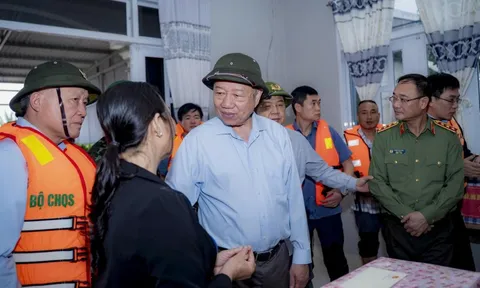 Tổng Bí thư Tô Lâm thăm hỏi, động viên và tặng quà người dân bị ảnh hưởng bởi lũ lụt ở Huế