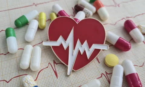 TP HCM: Người cha đang đón con ở trường bỗng ngất xỉu