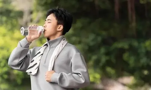 Đi tiểu thường xuyên sau khi uống nước là thận khỏe?