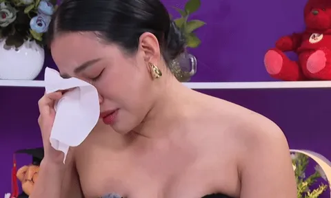 Sao Vbiz khóc nức nở khi con vừa chào đời đã bị ruột nằm ngoài bụng