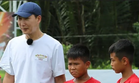 HLV Kim Sang Sik buồn bã khi một học trò rời đi