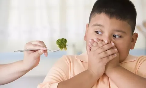 Cha mẹ lo con béo, bác sĩ khuyên đừng ép giảm cân mà hãy làm điều này