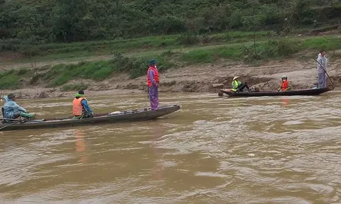 Lật thuyền trên sông, vợ được cứu, chồng mất tích