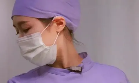 Nữ sinh điều dưỡng dùng 6 chai cồn cọ rửa chân suốt 2 tiếng mỗi đêm, nguyên nhân là...