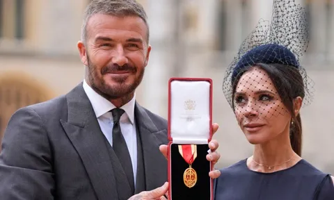 Ảnh nét căng: David Beckham chính thức nhận phong tước Hiệp sĩ, bật khóc vì tự hào còn con cả bất hiếu vẫn vắng mặt
