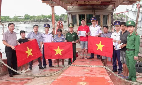 Tặng cờ Tổ quốc và tuyên truyền phòng, chống IUU tại Cà Mau