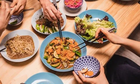 Bữa tối quyết định tuổi thọ 1 người: Có 3 kiểu ăn tối rút ngắn tuổi thọ nhiều người vẫn mắc hàng ngày, bác sĩ lên tiếng cảnh báo!