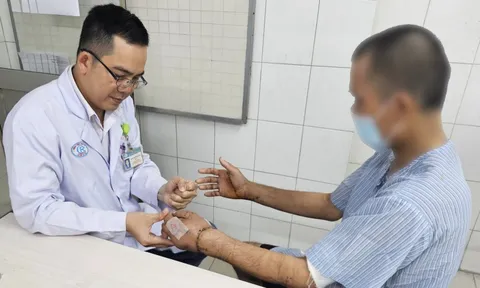 3 kíp bác sỹ phẫu thuật suốt 12 tiếng, cứu người bị chém đứt lìa 2 bàn tay 0