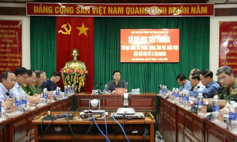 Bão số 13 càn quét miền Trung: 5 người chết, hàng ngàn ngôi nhà tan hoang