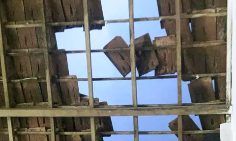 CLIP: Lốc xoáy bất ngờ giữa bão số 13 ở Quảng Ngãi