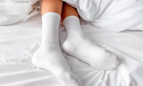 Tại sao nên đi tất khi ngủ vào mùa đông?