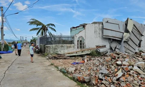 Bão số 13 khiến hàng chục ngàn ngôi nhà bị tốc mái, Thủ tướng chỉ đạo tập trung khắc phục hậu quả