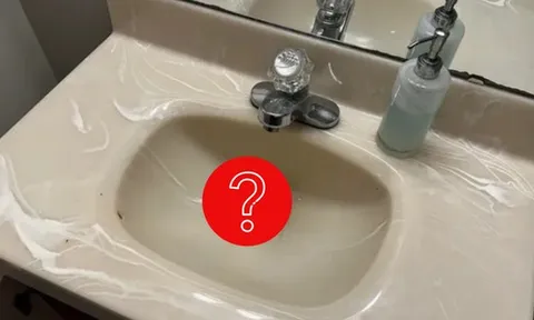 Về nhà sau 1 tuần về quê, người đàn ông sốc khi nhìn vào bồn rửa mặt