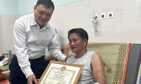 Khen thưởng 2 người hùng lao ra biển cứu người giữa sóng gió ở Lý Sơn