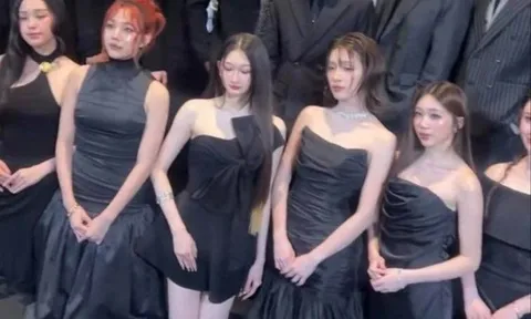 Bức ảnh dàn nữ nghệ sĩ quỳ gối gây phẫn nộ