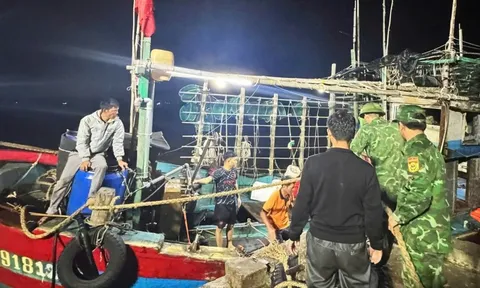 Một tàu cá kịp cứu 7 người trên biển