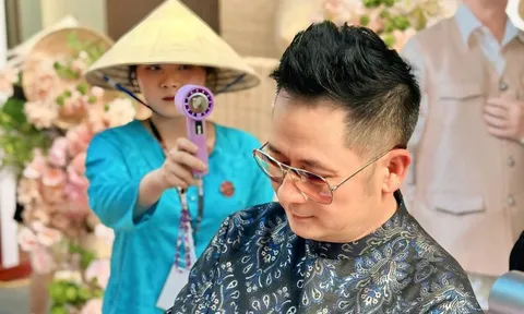 Nam ca sĩ sở hữu biệt thự 2.000 m2 ở Mỹ và Việt Nam: Ngoài 50 hôn nhân viên mãn bên vợ kém 17 tuổi