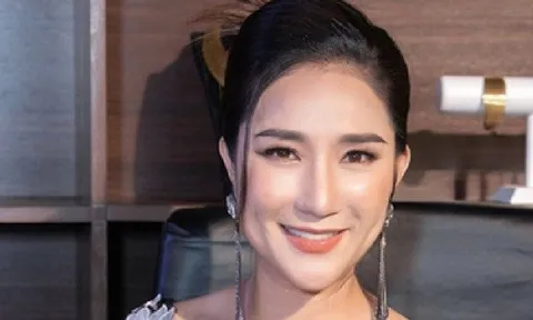 Nữ NSƯT 48 tuổi: "Có người gần gấp đôi tuổi tôi yêu tôi"