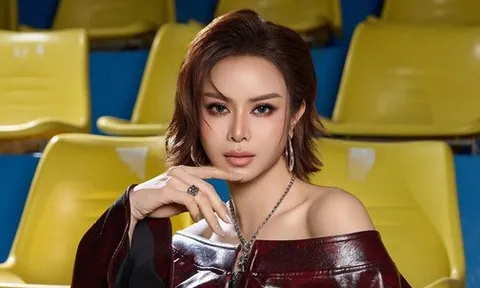 Hoa hậu Sella Trương mở màn cực ngầu cho BST "Mad Room: Infinity" của NTK Phạm Trần Thu Hằng tại VNIFW 2025