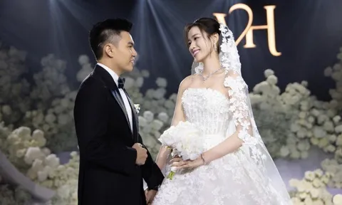 Đỗ Thị Hà thay bốn đầm khoe vai trong tiệc cưới ở Hà Nội