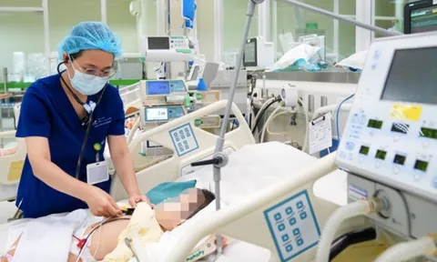 Bé 2 tuổi suy hô hấp nặng vì uống nhầm dầu thắp 0