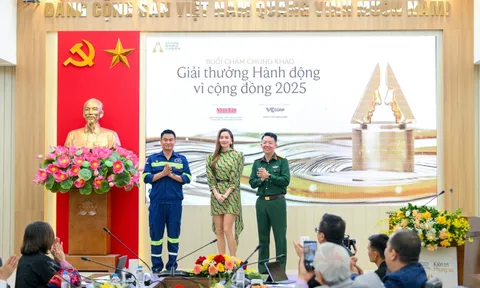 Nhận được món quà bất ngờ từ nhà báo Lê Quốc Minh và ca sĩ Hồ Ngọc Hà, hai người "vác tù và hàng tổng" nói gì?