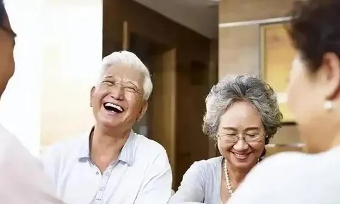 Đi ngủ lúc 10 giờ tối có sai không? Bác sĩ khuyên: Sau 60 tuổi, hãy làm 5 điều này khi ngủ để ngủ ngon, sống thọ