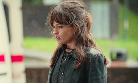 Xem phim Sex Education, tôi giật mình khi nghe con kể chuyện xích mích ở lớp: Tôi đã phải dạy con ngay 1 bài học đắt giá!