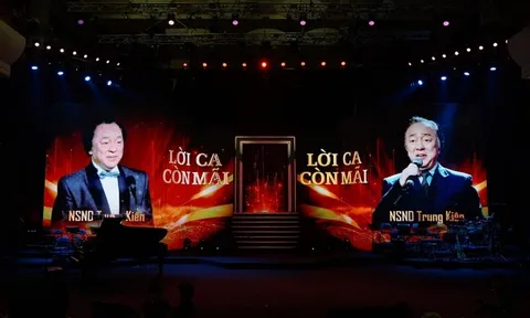 Tiếng hát cố NSND Trung Kiên vang lên giữa sân khấu, khán giả nghẹn ngào trong đêm tri ân