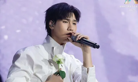 Nam ca sĩ Việt suýt mất thính lực sau 3 lần phẫu thuật, chứng kiến mẹ gục ngã ngay trước mắt