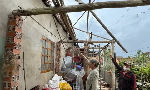 Gia Lai: Lốc xoáy bất ngờ cuốn tốc mái 10 nhà dân mới sửa sau bão