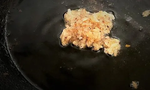 Tại sao nên cho cơm nguội vào dầu đã chiên?