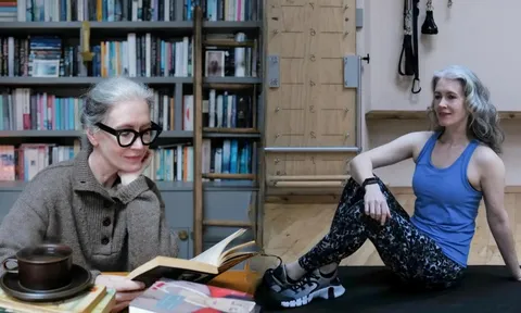 Cuộc sống mơ ước của người phụ nữ 47 tuổi bên bờ biển: Cắm hoa, tập Pilates và sở hữu bức tường sách khổng lồ khiến ai cũng ghen tị