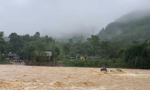 Mưa lũ lớn ở miền Trung khiến 12 người chết và mất tích