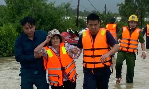 Khánh Hòa: Nước lũ liên tục dâng cao, hơn 9.000 nhà dân ngập nặng