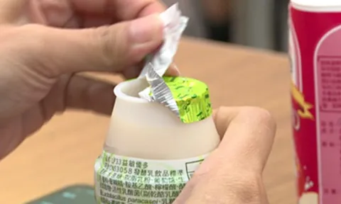 Nên xé hay chọc thủng màng nhôm khi dùng sữa chua uống?