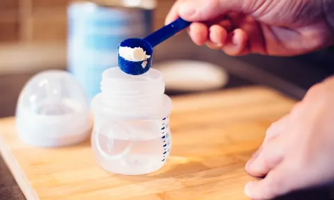 WHO khuyến cáo cha mẹ Việt NGỪNG DÙNG NGAY loại sữa dành cho trẻ sơ sinh này, vệ sinh kỹ các vật dụng, bề mặt tiếp xúc với sữa bằng nước xà phòng nóng hoặc máy rửa bát