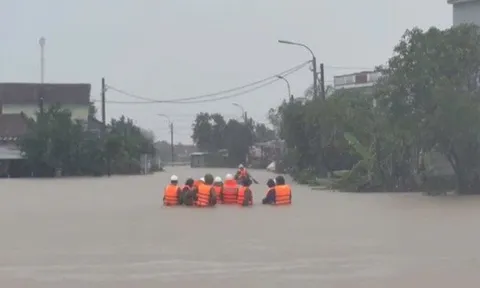 Mưa lũ vượt lịch sử ở miền Trung khiến 50 người chết và mất tích