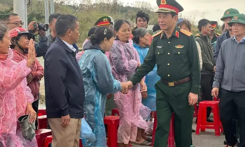 Đại tướng Phan Văn Giang kiểm tra tình hình, thăm hỏi người dân vùng lũ ở Gia Lai