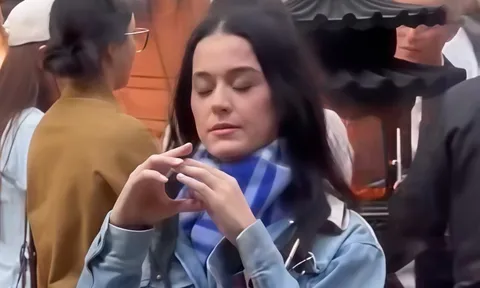 Katy Perry đi chùa thắp hương