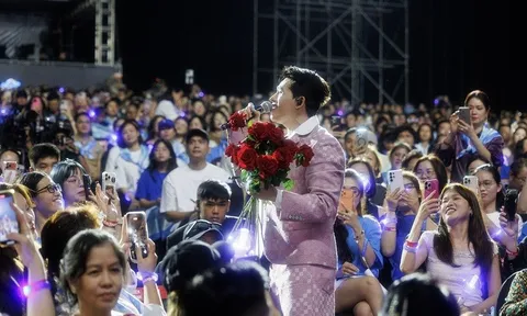 Quốc Thiên bật khóc trong live concert 10.000 khán giả