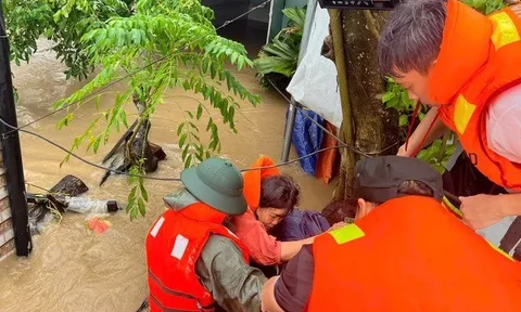 Thủ tướng: Khẩn trương chi trả bảo hiểm cho người dân, doanh nghiệp bị ảnh hưởng lũ lụt